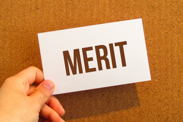 MERITと書かれたカードを持つ手・リースバックを利用した不動産売却なら株式会社ツインヴィレッジ名古屋