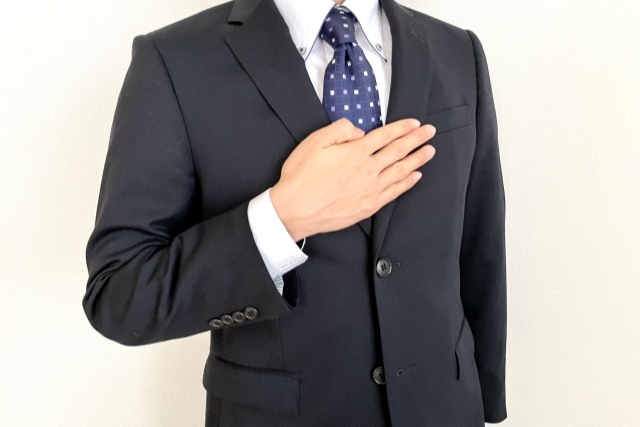 スーツの男性 - 名古屋で土地売却や査定依頼・ご相談なら株式会社ツインヴィレッジ名古屋